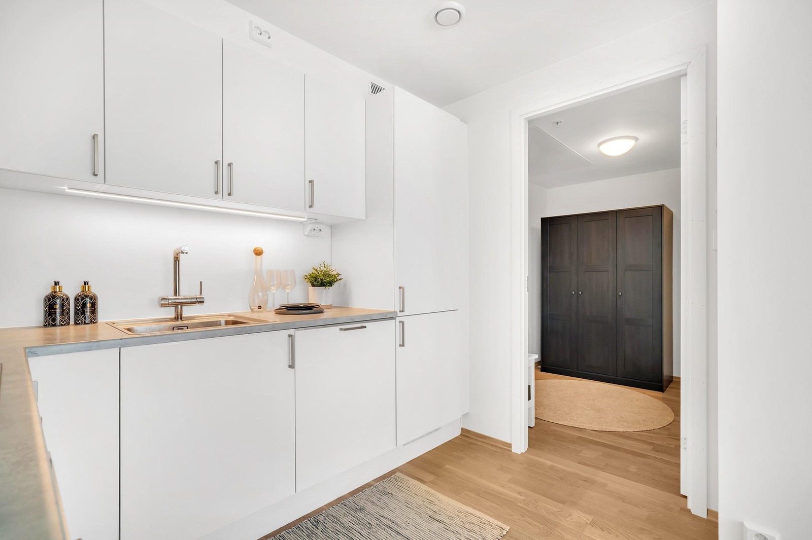 Kjøkkenet har rikelig med skap- og benkeplass. God belysning under overskap.